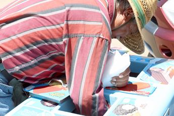 Man reaches into paleta cart