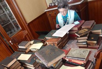 Museum volunteer catalogs historic books