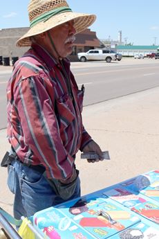 Paletero takes money for paleta